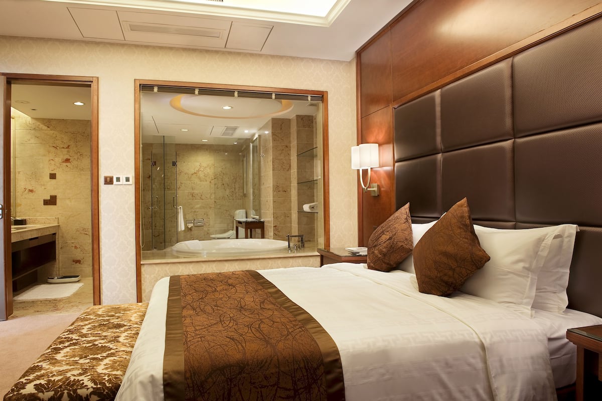 Superior kamer | Select Comfort-bedden, een minibar, een kluis op de kamer