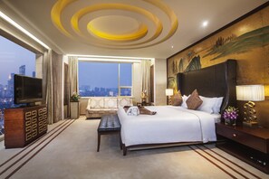 أسرّة سليكت كومفورت وميني بار وخزنة داخل الغرفة وبديكورات فريدة لكل غرفة