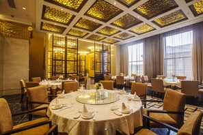 3 restaurants, breakfast served