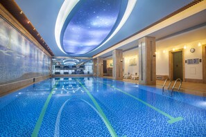 من حمّامات السباحة المغطاة