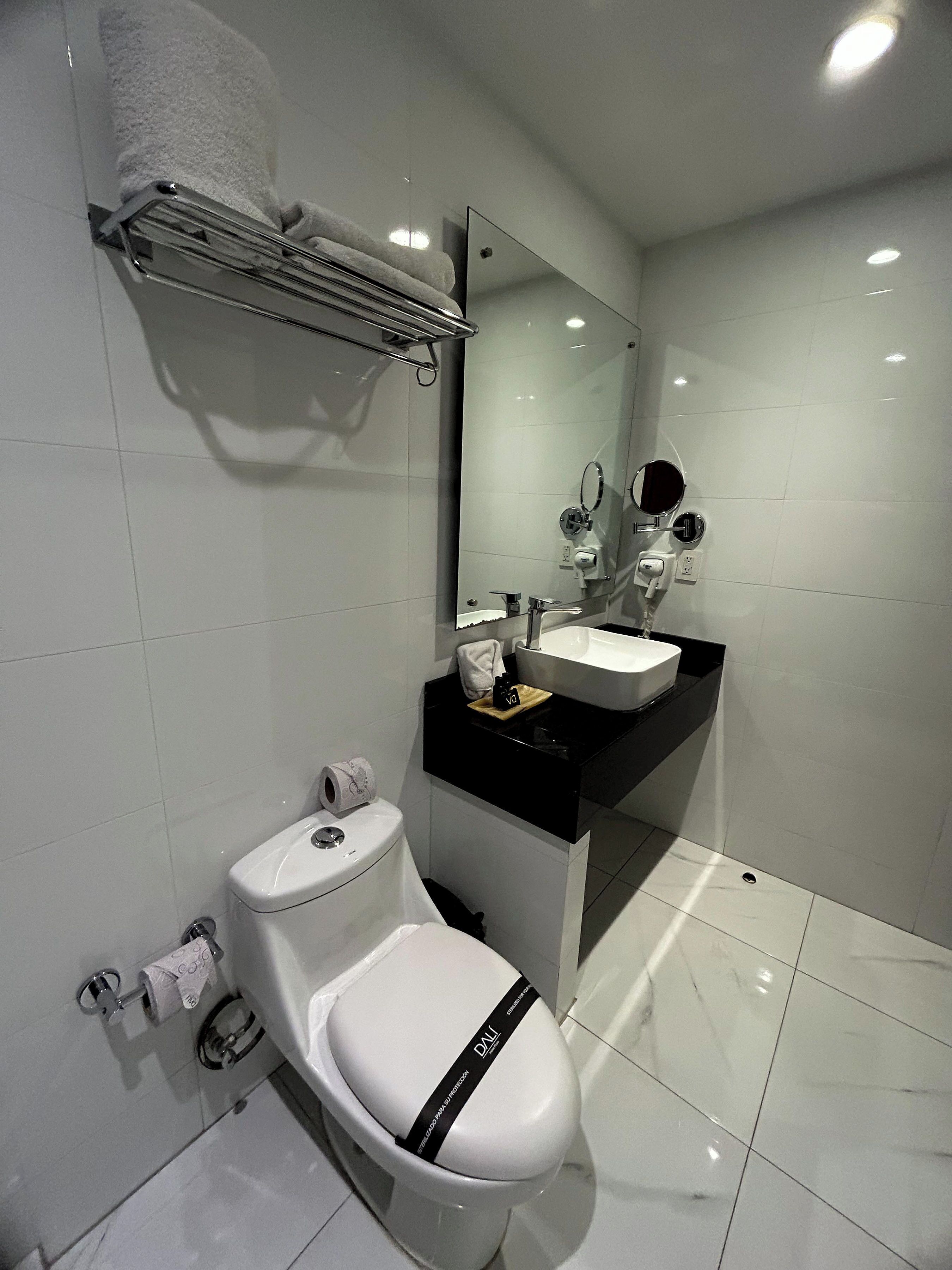 shower, rainfall showerhead, free toiletries, towels