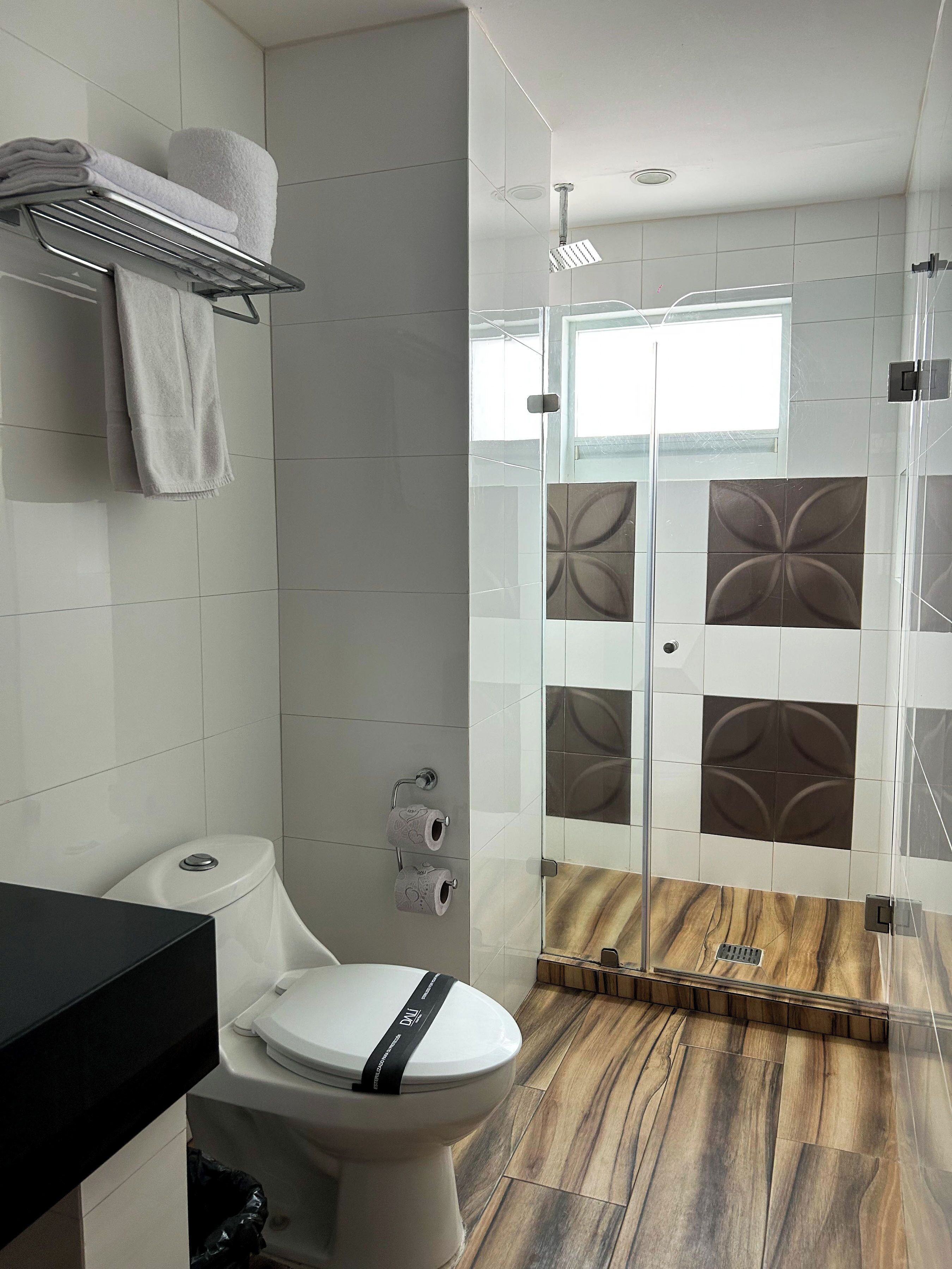 shower, rainfall showerhead, free toiletries, towels