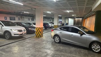 Un aparcamiento de varios niveles con varios coches estacionados.