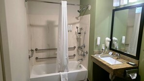 Habitación básica doble | Baño | Tina con regadera, amenidades de baño gratuitas, secadora de cabello 