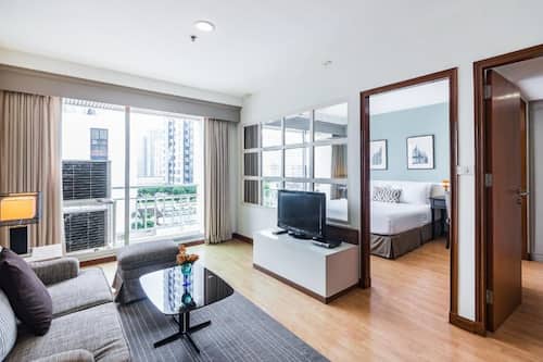 One Bedroom Suite - Pool View | Living area