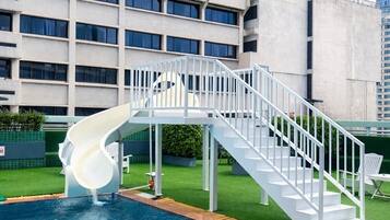 Hồ bơi ngoài trời, lều miễn phí, ghế dài tắm nắng