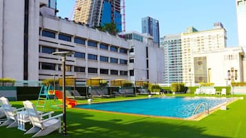 Outdoor pool, free pool cabanas, pool loungers