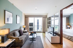 One Bedroom Suite - Pool View | Living area