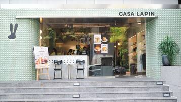 Une devanture de magasin avec une enseigne indiquant « CASA LAPIN » et une vitrine où sont exposés des produits alimentaires.