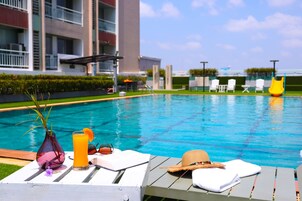 Outdoor pool, free pool cabanas, pool loungers