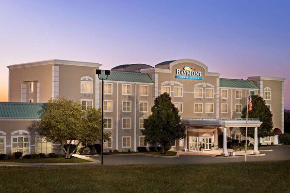 A hotel with a large entrance, a covered area, and a sign indicating it is a Baymont Inn & Suites. - Baymont Inn And Suites Ft. Leonard/saint Robert (St. Robert)