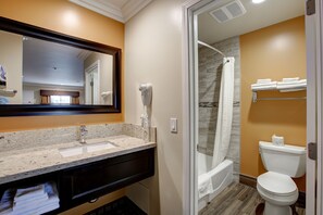 Chambre Double Standard, 2 lits doubles (Non-Smoking and Smoking Available) | Salle de bain
