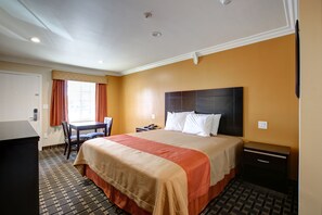 Deluxe Room, 1 King Bed, Non-Smoking | Living area