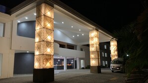 A modern building with large, illuminated pillars and a spacious entrance area. - La Isla Huatulco (Santa María Huatulco)