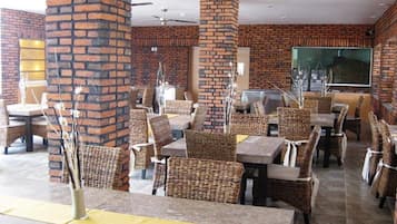 3 restaurantes, se sirven desayunos, comidas y cocina internacional