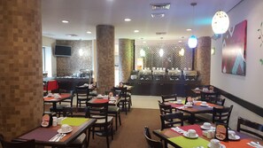 朝食、ランチ、ディナーに営業