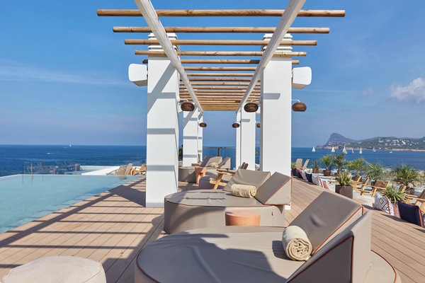 2 outdoor pools, open 8:00 AM to 10:00 PM, sun loungers