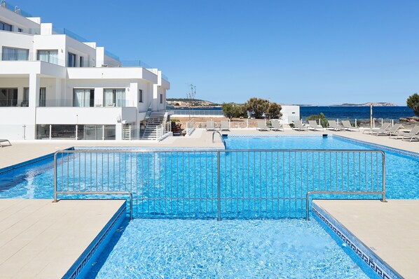 2 outdoor pools, open 8:00 AM to 10:00 PM, sun loungers - Can Salia (Sant Josep de sa Talaia)