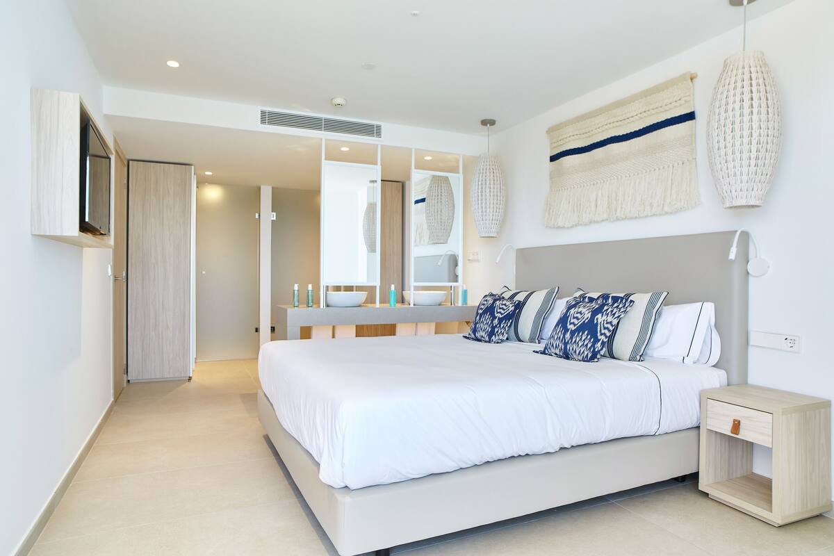 ห้องเพรสซิเดนเชียลสวีท, 2 ห้องนอน, ระเบียง (Panoramic Sea View) | 1 ห้องนอน, ตู้นิรภัยในห้องพัก, ห้องเก็บเสียง, เตารีด/โต๊ะรีดผ้า
