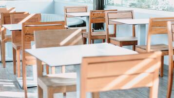 Frokostbuffé hver dag (EUR 11.50 per person)