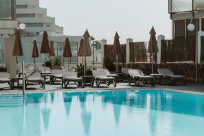 Outdoor pool, pool umbrellas, pool loungers - Apartamentos El Palmar (San Bartolomé de Tirajana)