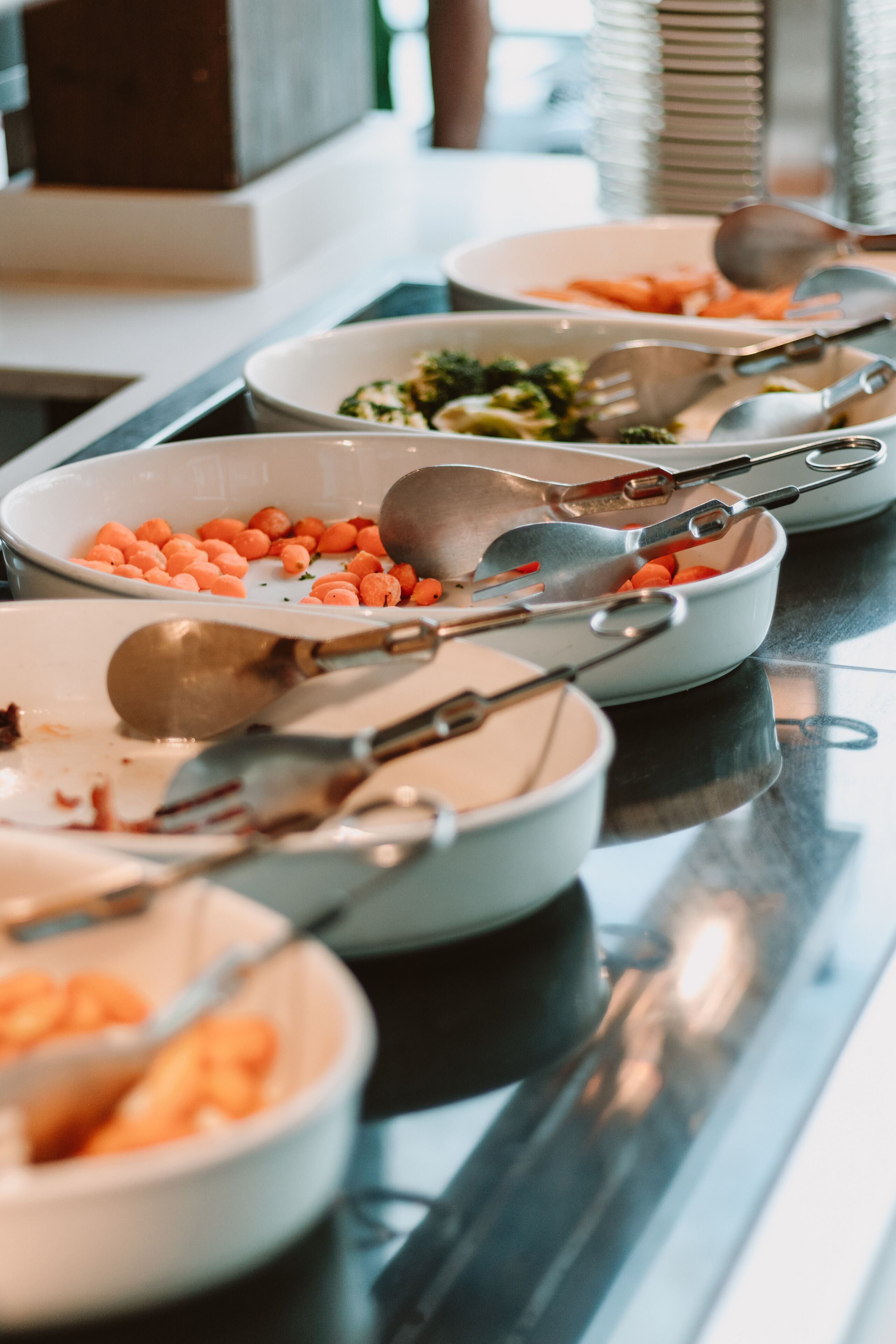 Une table de buffet avec divers plats et ustensiles de service.