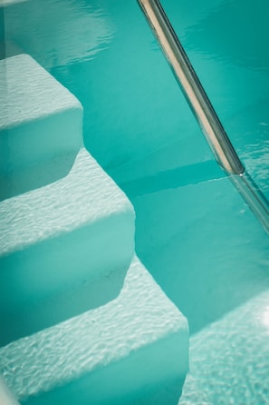 Piscina externa, guarda-sóis, espreguiçadeiras