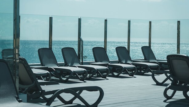 A deck with sun loungers facing the ocean. - Apartamentos El Palmar (San Bartolomé de Tirajana)