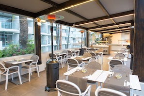 Café da manhã com buffet todos os dias (EUR 10 por pessoa)