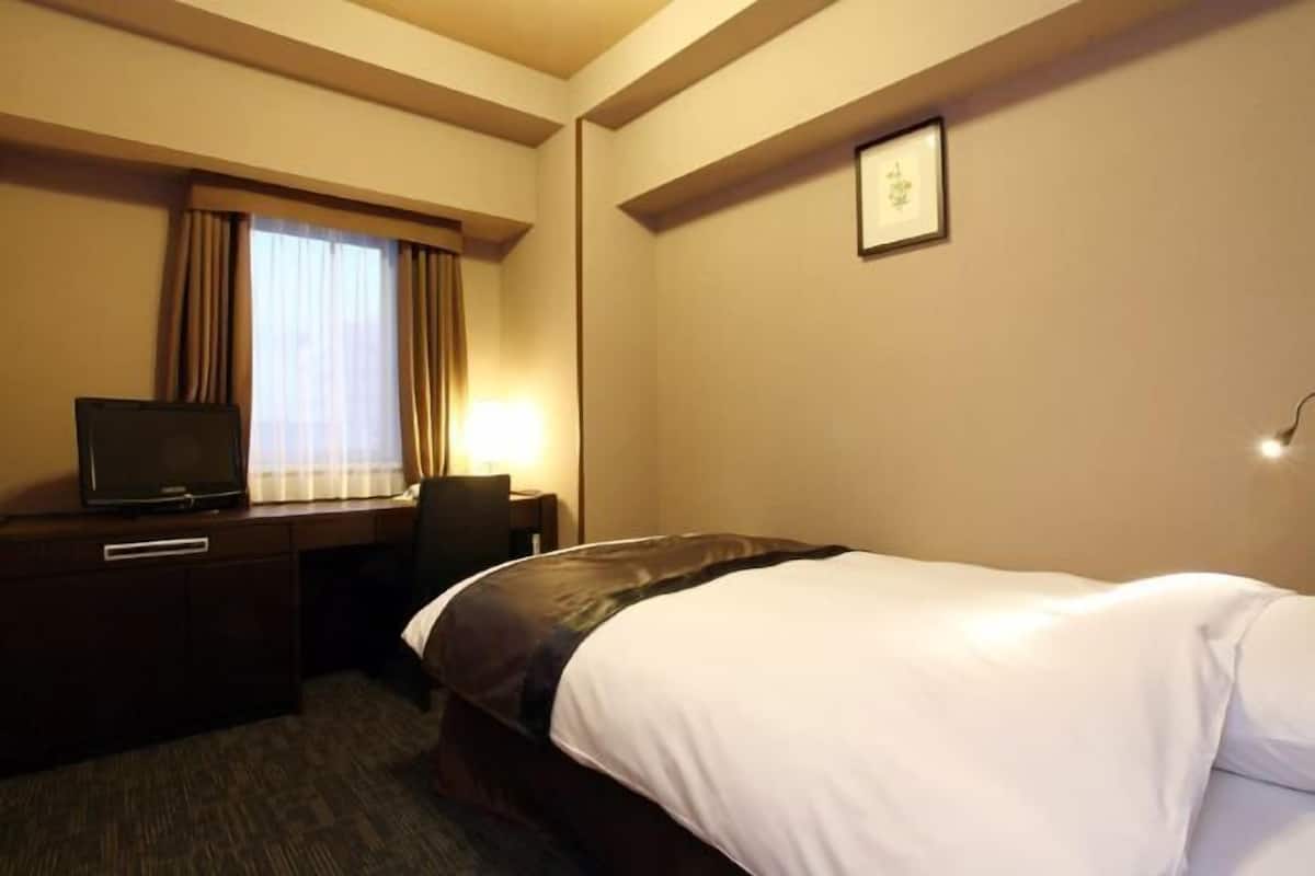 Down duvets, desk, free WiFi, bed sheets