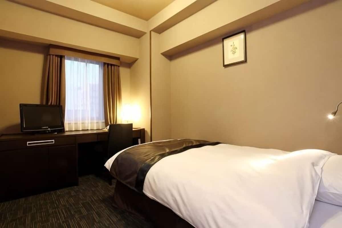 Down comforters, desk, free WiFi, bed sheets