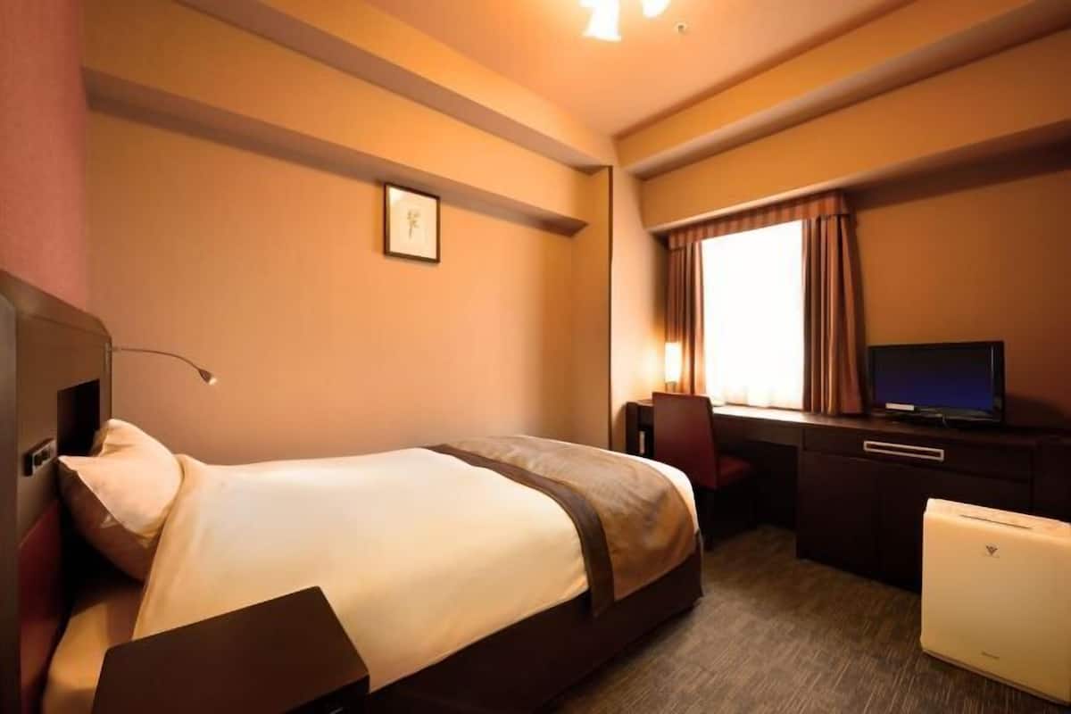 Down comforters, desk, free WiFi, bed sheets