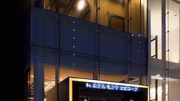 Boendets fasad - kväll/natt