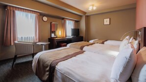 غرفة ثلاثية - لغير المدخنين (2 Single + 1 Extra bed) | ألحفة محشوة بالريش ومكتب وواي فاي مجانًا وملاءات أسرّة
