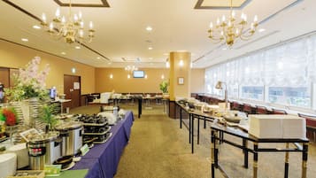 Daily buffet breakfast (JPY 2200 per person)