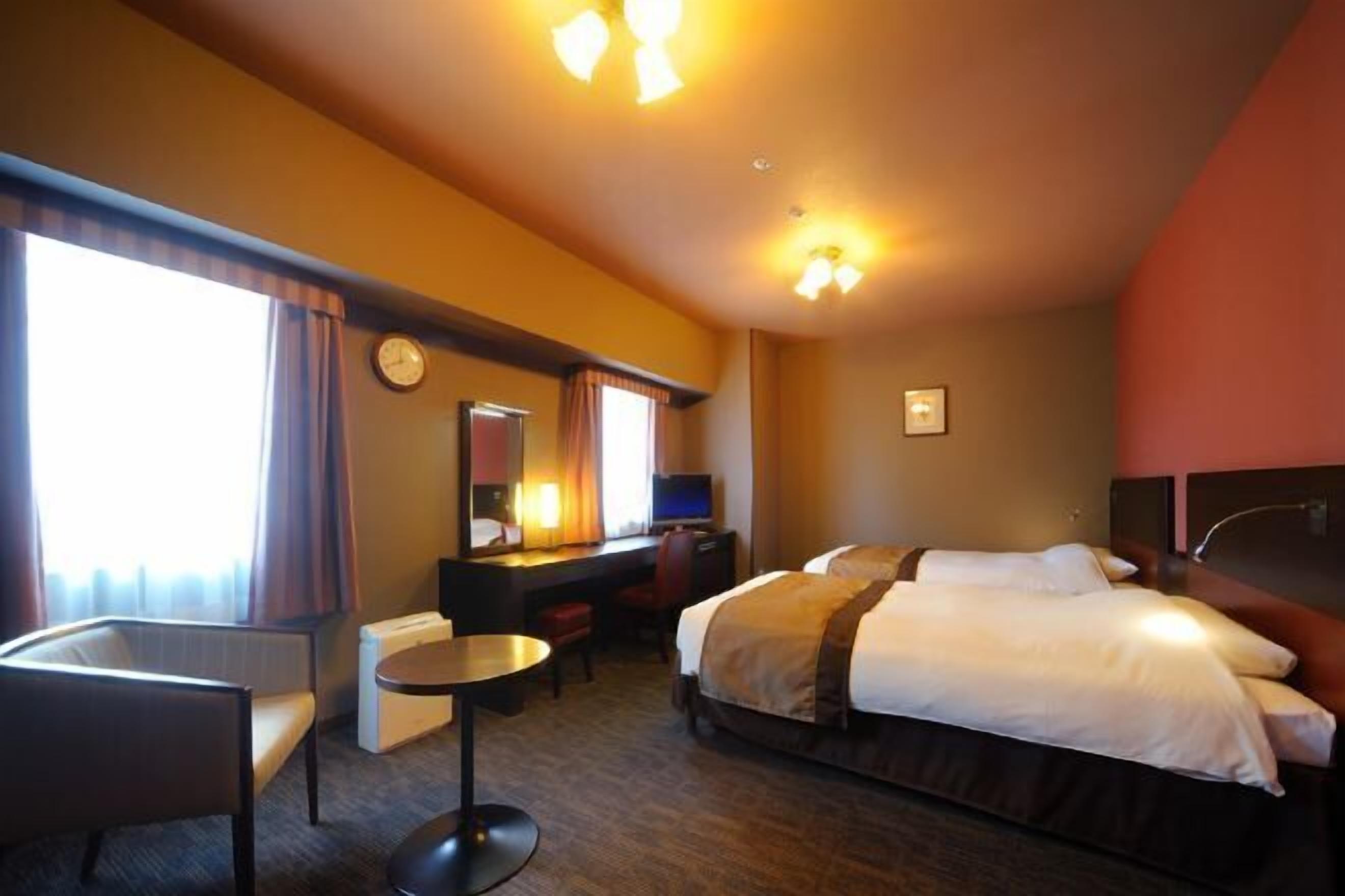 Edredón, escritorio, wifi gratis y ropa de cama 