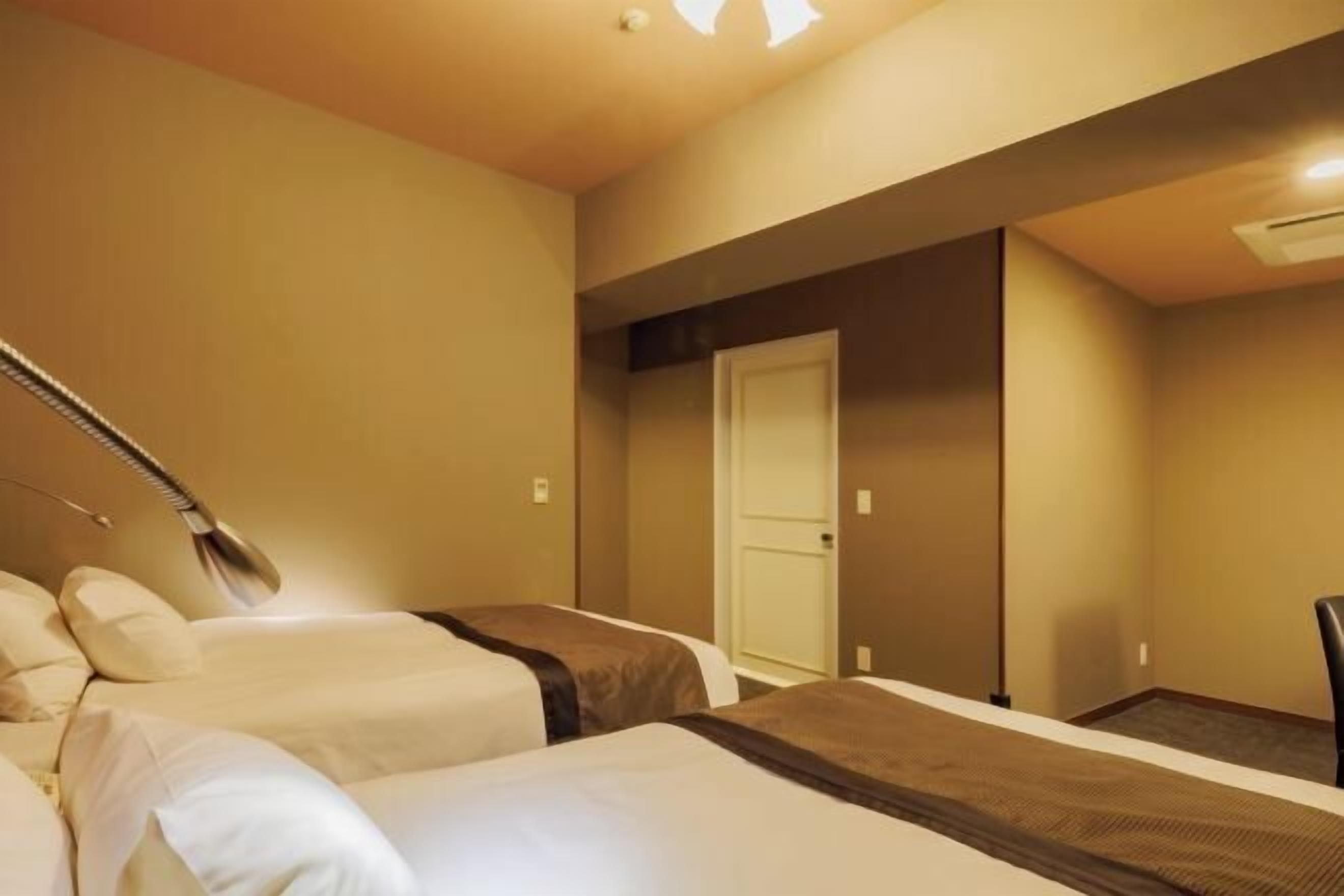 ألحفة محشوة بالريش ومكتب وواي فاي مجانًا وملاءات أسرّة