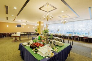 Daily buffet breakfast (JPY 2200 per person)