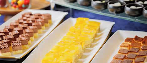 Una selección de postres sobre bandejas.