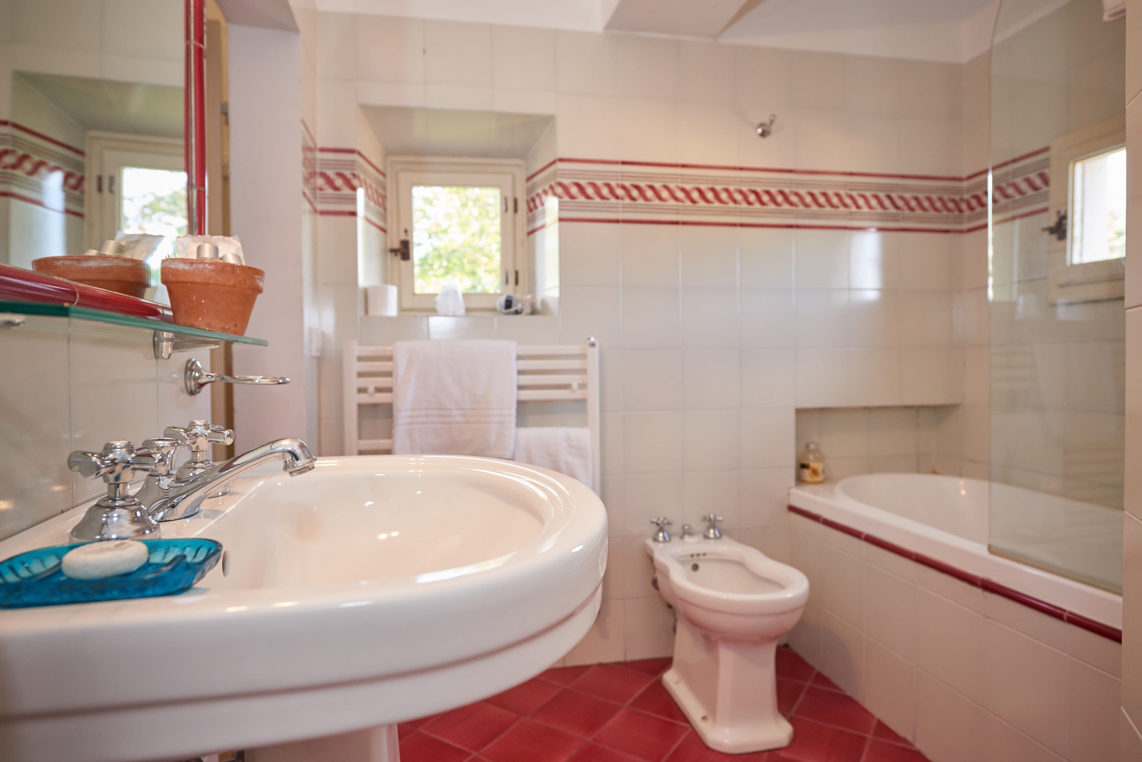 Ein Badezimmer mit Waschbecken, Bidet und Badewanne.