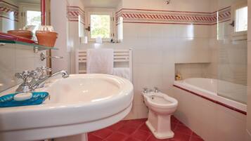 Ein Badezimmer mit Waschbecken, Bidet und Badewanne.