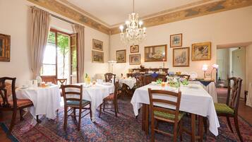 Päivittäinen paikallinen aamiainen (10.00 EUR per henkilö)