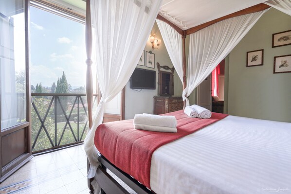 Desk, free WiFi, bed sheets