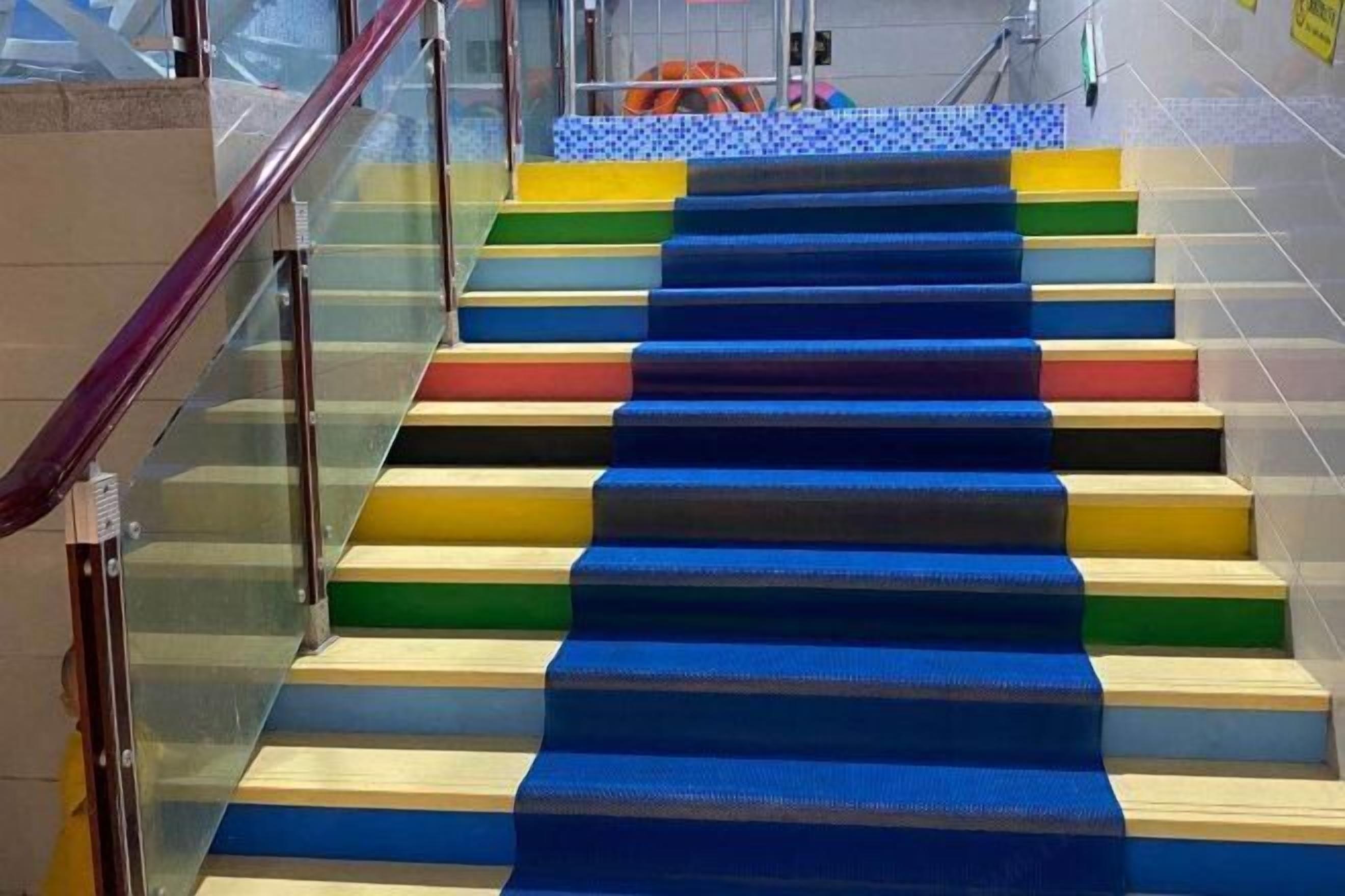 Kolam renang tertutup