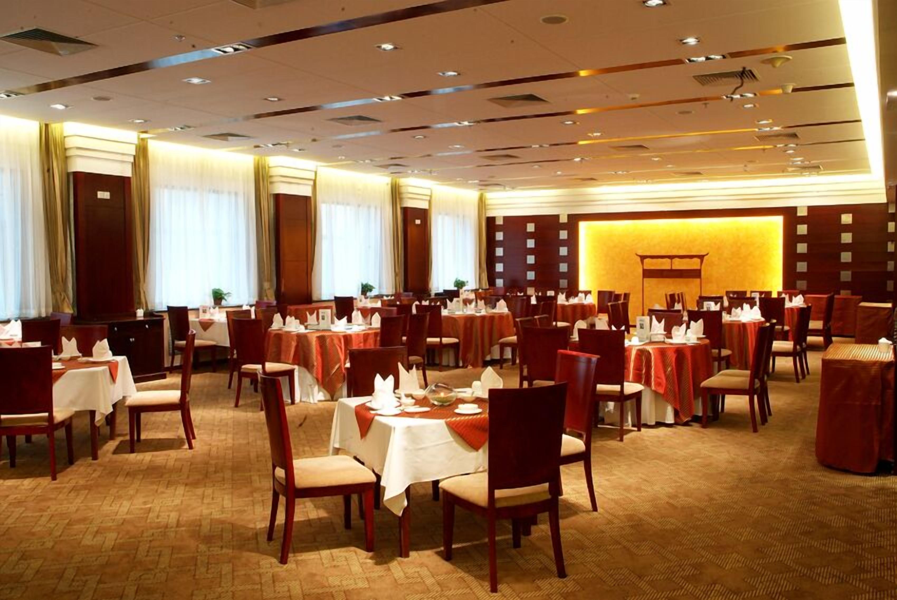 4 restaurants; breakfast, lunch, and dinner served