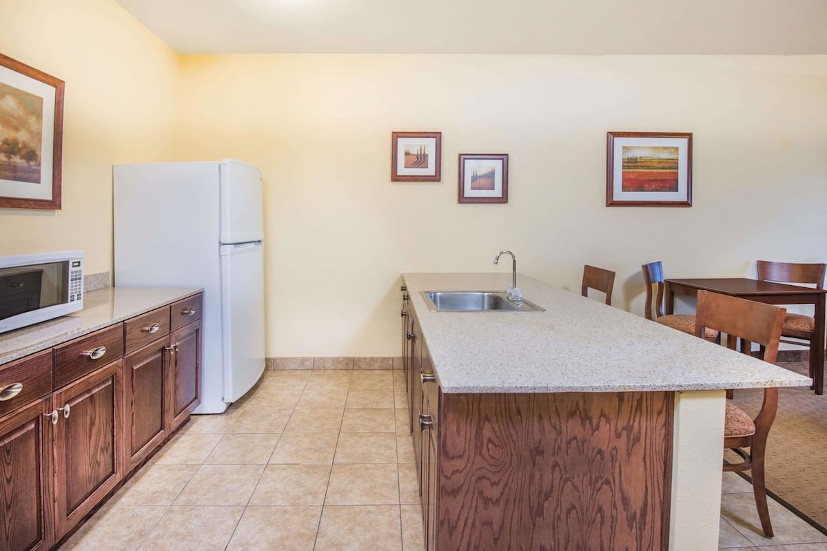 Private kitchen | Fridge, coffee/tea maker
