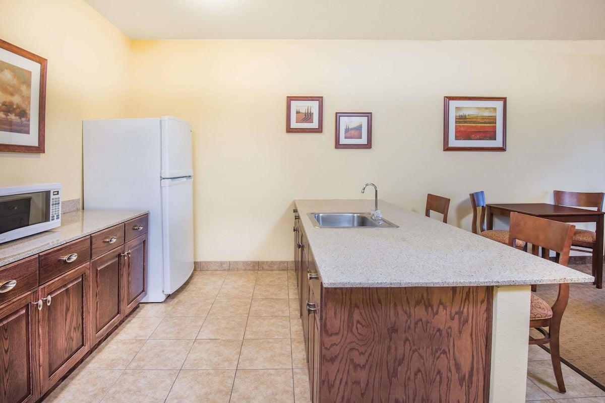 Suite, 1 King Bed | Egyptian cotton sheets, premium bedding, pillowtop beds, in-room safe