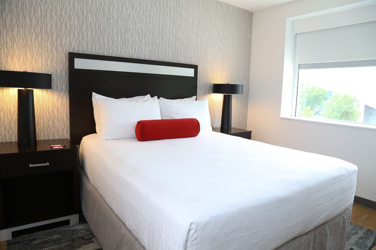 classic room, 1 queen bed | 1 bedroom, premium bedding, in-room safe, desk