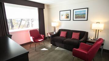 Lumpkin King Suite | Premium bedding, in-room safe, desk, laptop workspace