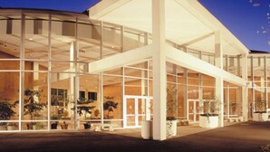 A modern building with large glass windows and a flat roof. - The University of Georgia Center for Continuing Education & Hotel (Athens)